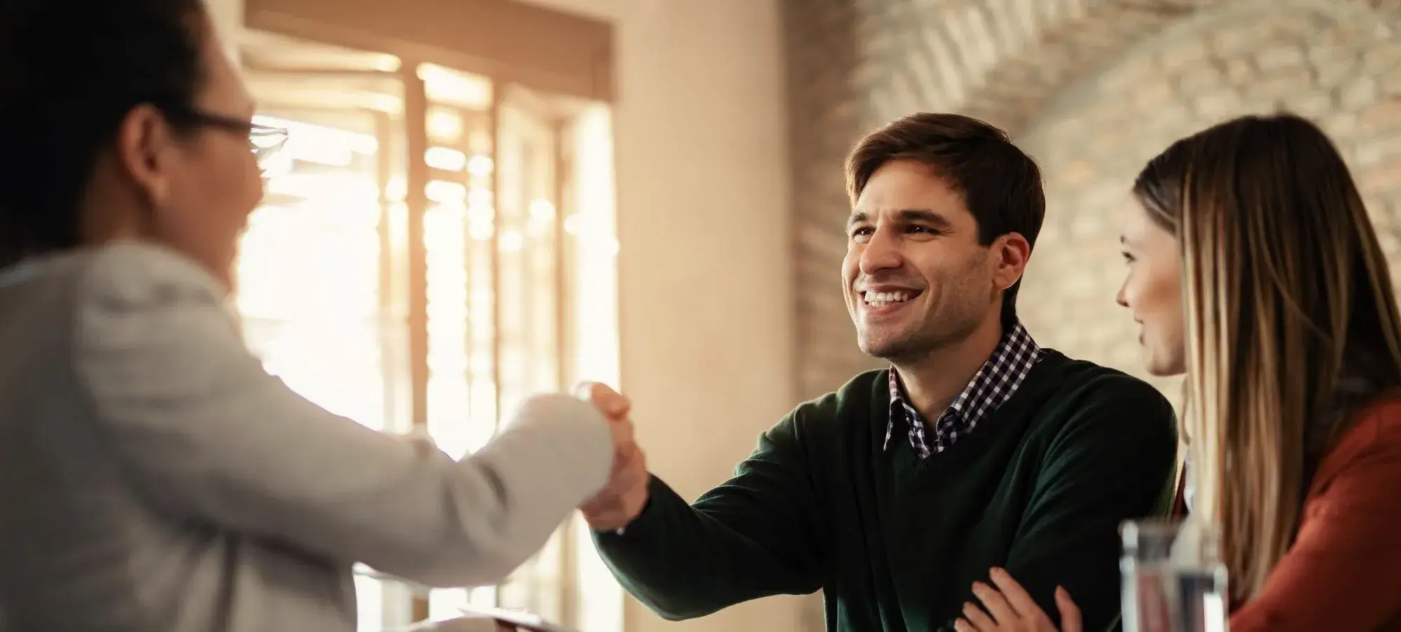 Profesional brindando servicio a un cliente